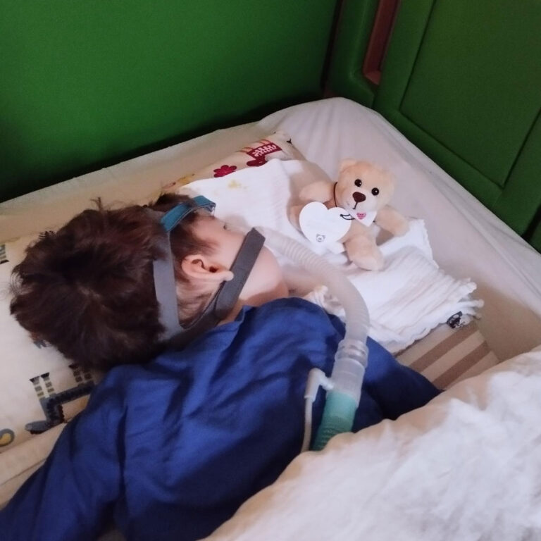 Emil im Kinderbett mit Sauerstoffgerät