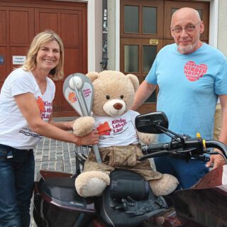 Ambulanter Kinderhospizdienst Regensburg Hope mit Fackel auf der Harley