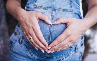 Herz auf schwangerem Bauch